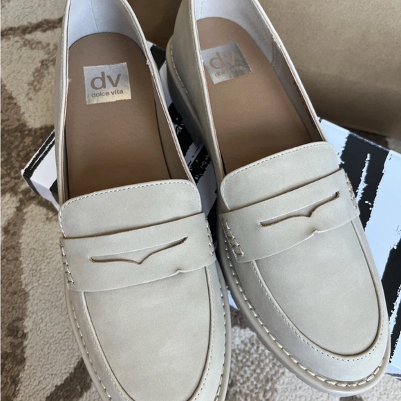 NIB DV by Dolce Vita Ladies' Lug Loafer (dune) US size 8.5 new in box - Picture 1 of 9